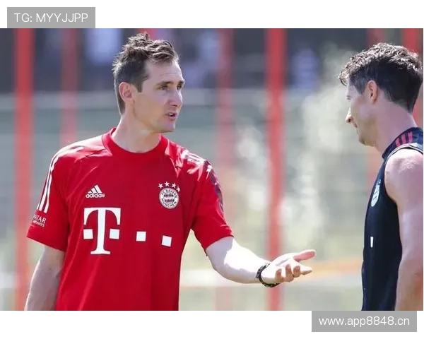 莱万与卡瓦尼:终结效率与体系适配差异对比 莱万与卡瓦尼:终结效率与体系适配差异对比