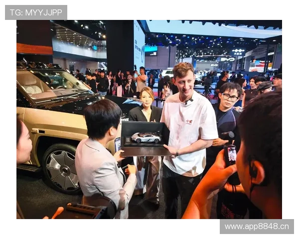 拉菲尼亚买的那辆车，是不是直接开进了土豪车展？