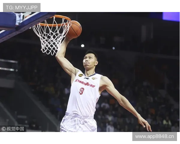 看到易建联遛狗那架势，我连楼下买菜都不好意思了