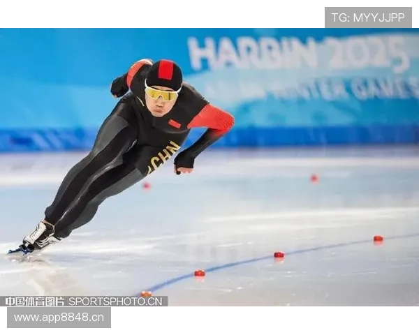 高亭宇训练完直接睡冰场，这人是真不怕冷还是拿冠军当暖宝宝？